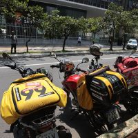 Prefeitura de SP regulamenta mototáxi; Uber e 99 apontam ilegalidade Imagem referente a Prefeitura de SP regulamenta mototáxi; Uber e 99 apontam ilegalidade