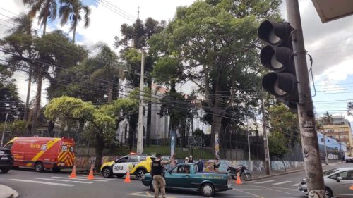 Semáforos apagados provocam grave acidente envolvendo motociclista Semáforos apagados provocam grave acidente envolvendo motociclista
