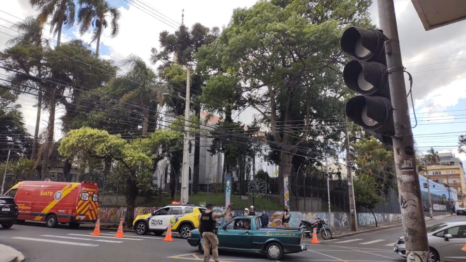 Semáforos apagados provocam grave acidente envolvendo motociclista Semáforos apagados provocam grave acidente envolvendo motociclista