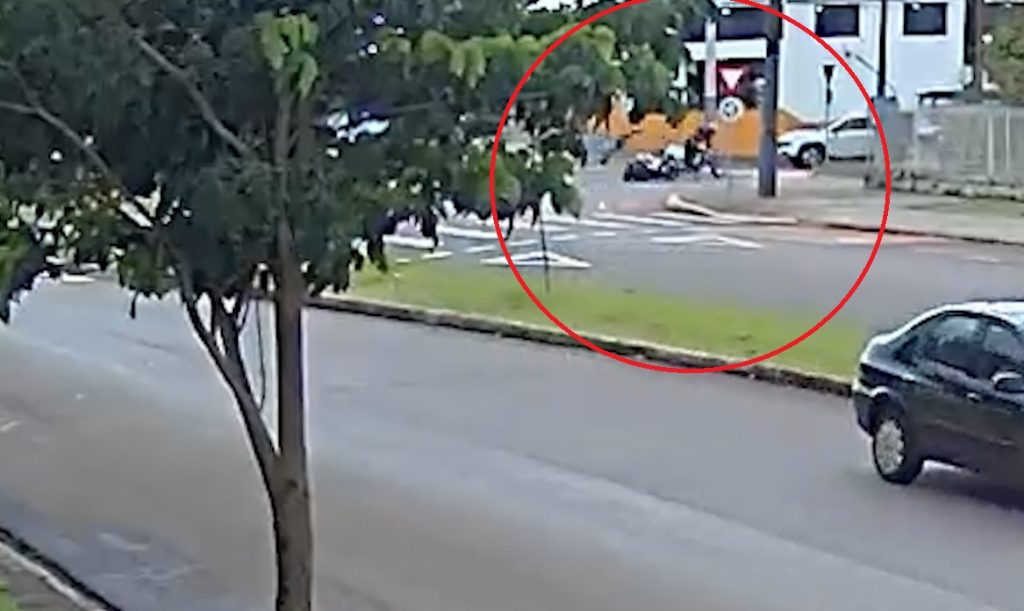 Violenta colisão entre motos em rotatória é flagrada por câmeras na Rocha Pombo