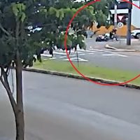 Violenta colisão entre motos em rotatória é flagrada por câmeras na Rocha Pombo Imagem referente a Violenta colisão entre motos em rotatória é flagrada por câmeras na Rocha Pombo