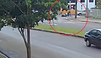 Violenta colisão entre motos em rotatória é flagrada por câmeras na Rocha Pombo Imagem referente a Violenta colisão entre motos em rotatória é flagrada por câmeras na Rocha Pombo