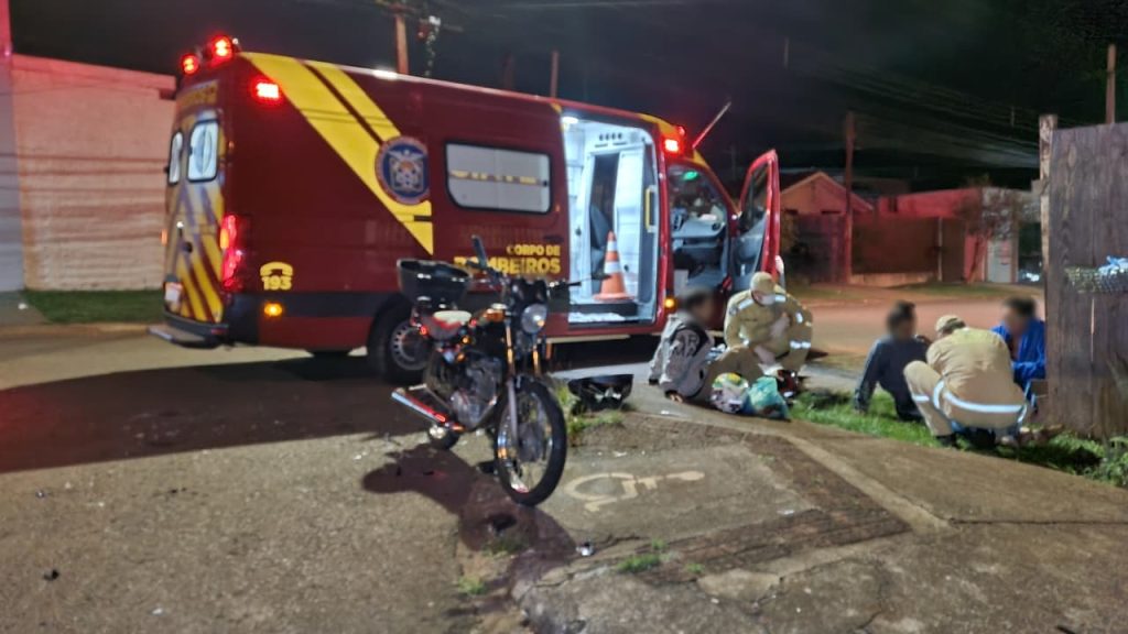 Carro colide contra moto ocupada por casal e foge no Bairro Periolo Carro colide contra moto ocupada por casal e foge no Bairro Periolo