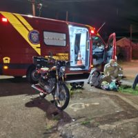Carro colide contra moto ocupada por casal e foge no Bairro Periolo Imagem referente a Carro colide contra moto ocupada por casal e foge no Bairro Periolo
