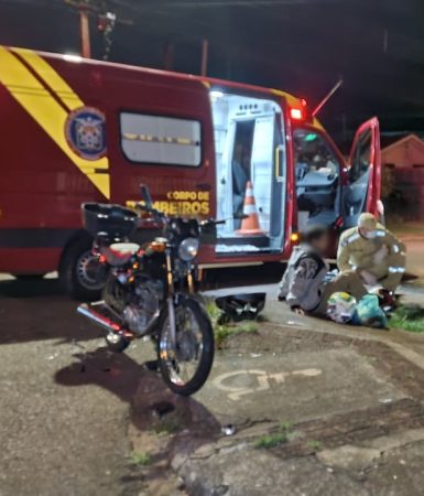 Carro colide contra moto ocupada por casal e foge no Bairro Periolo Imagem referente a Carro colide contra moto ocupada por casal e foge no Bairro Periolo