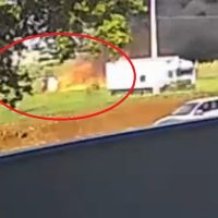 Câmera flagra momento em que caminhão capota e pega fogo em Arapongas Imagem referente a Câmera flagra momento em que caminhão capota e pega fogo em Arapongas