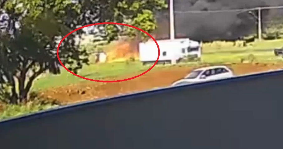 Câmera flagra momento em que caminhão capota e pega fogo em Arapongas Câmera flagra momento em que caminhão capota e pega fogo em Arapongas