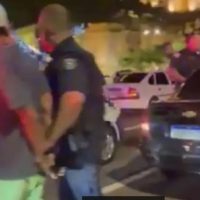 Trio é flagrado com Corsa furtado no centro de Apucarana e vai parar na delegacia Imagem referente a Trio é flagrado com Corsa furtado no centro de Apucarana e vai parar na delegacia