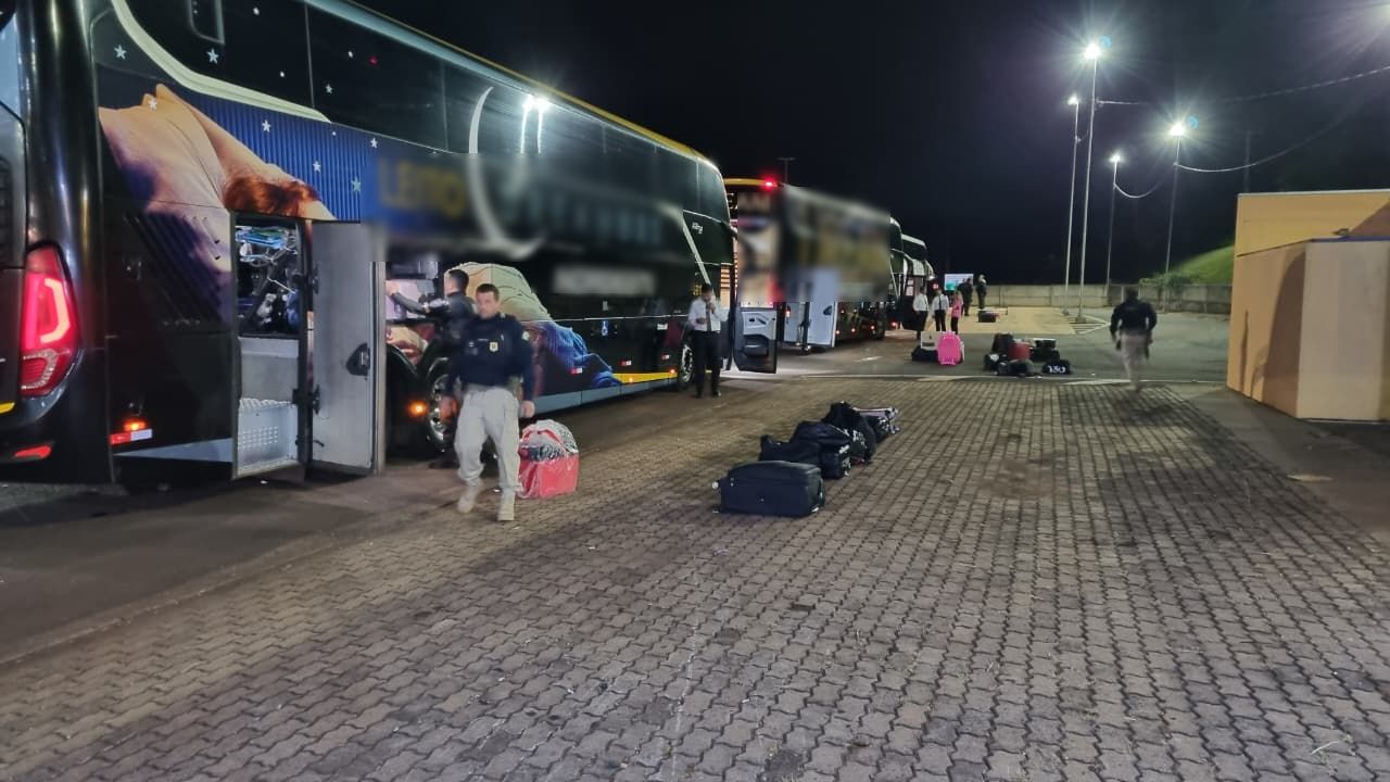 PRF realiza operação de fiscalização em ônibus de linha na BR-277, em Cascavel