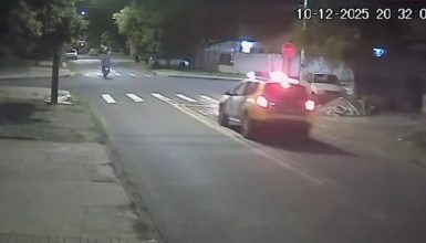 Imprudência: Piloto ignora placa de PARE durante fuga da PM no Bairro Santa Cruz; Veja o vídeo Imagem referente a Imprudência: Piloto ignora placa de PARE durante fuga da PM no Bairro Santa Cruz; Veja o vídeo