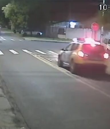 Imprudência: Piloto ignora placa de PARE durante fuga da PM no Bairro Santa Cruz; Veja o vídeo Imagem referente a Imprudência: Piloto ignora placa de PARE durante fuga da PM no Bairro Santa Cruz; Veja o vídeo