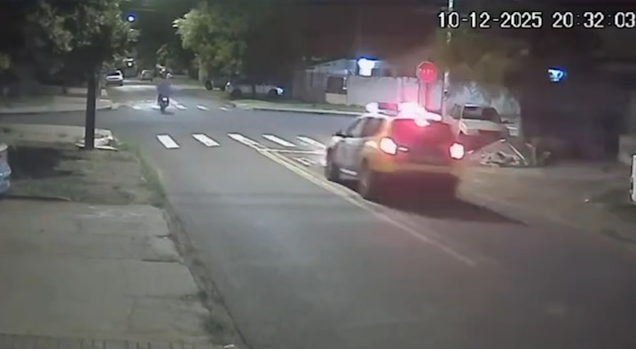 Imprudência: Piloto ignora placa de PARE durante fuga da PM no Bairro Santa Cruz; Veja o vídeo