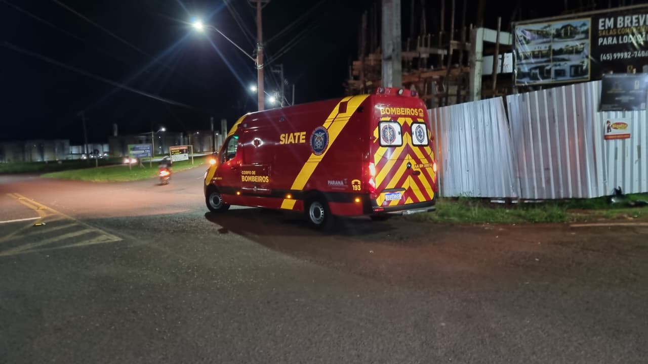 Jovem sofre lesões graves em forte colisão entre moto e Uno no Floresta