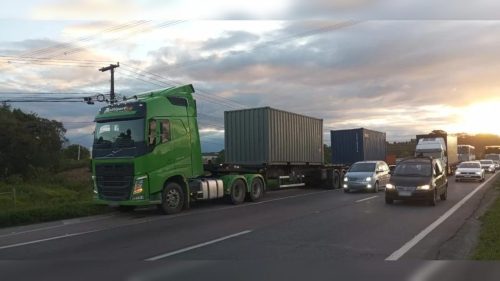 Homem morre atropelado por carreta na Rodovia do Xisto; moradores relatam acidentes frequentes no trecho Imagem referente a Homem morre atropelado por carreta na Rodovia do Xisto; moradores relatam acidentes frequentes no trecho