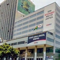 Alerj aprova dispensa de terno e gravata no verão em audiência pública Imagem referente a Alerj aprova dispensa de terno e gravata no verão em audiência pública