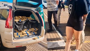 Casal é preso pela PRF com carro carregado com drogas Imagem referente a Casal é preso pela PRF com carro carregado com drogas