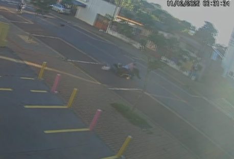 Câmera registra momento em que motociclistas sofrem queda ao atropelarem cachorro Imagem referente a Câmera registra momento em que motociclistas sofrem queda ao atropelarem cachorro