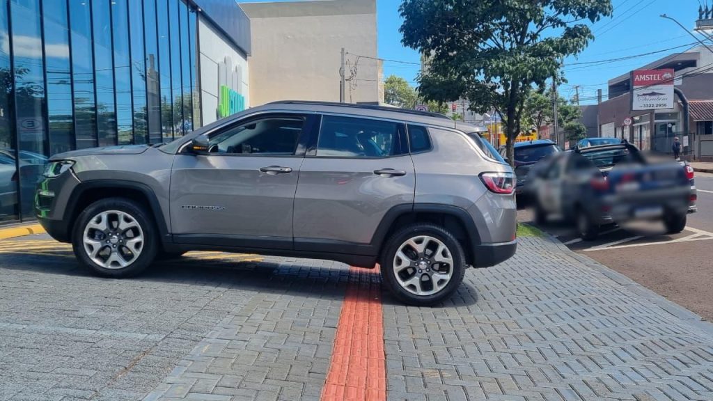 Kicks, Strada e Compass se envolvem em acidente na Avenida Barão do Cerro Azul Kicks, Strada e Compass se envolvem em acidente na Avenida Barão do Cerro Azul