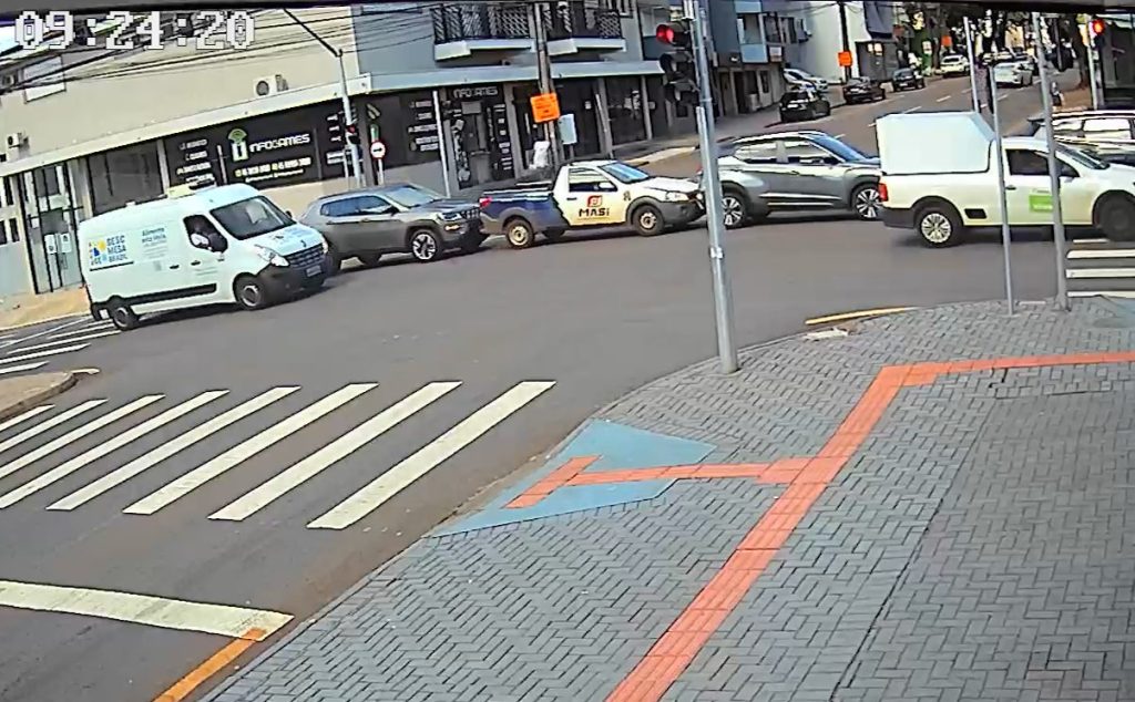 Vídeo mostra engavetamento entre três veículos na Rua Barão do Cerro Azul Vídeo mostra engavetamento entre três veículos na Rua Barão do Cerro Azul