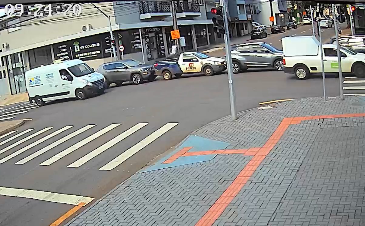 Vídeo mostra engavetamento entre três veículos na Rua Barão do Cerro Azul