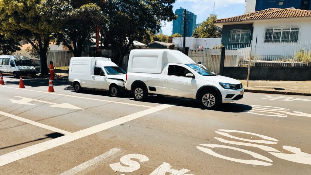 Colisão traseira entre Saveiro e Fiorino complica trânsito no Centro de Cascavel Colisão traseira entre Saveiro e Fiorino complica trânsito no Centro de Cascavel