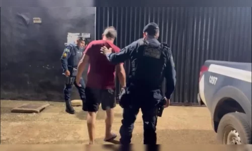 Homem de 62 anos é preso em motel com menina de 14 anos Imagem referente a Homem de 62 anos é preso em motel com menina de 14 anos