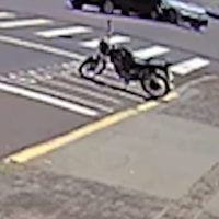 Vídeo mostra colisão entre Nissan Sentra e Virtus no Centro de Cascavel Imagem referente a Vídeo mostra colisão entre Nissan Sentra e Virtus no Centro de Cascavel