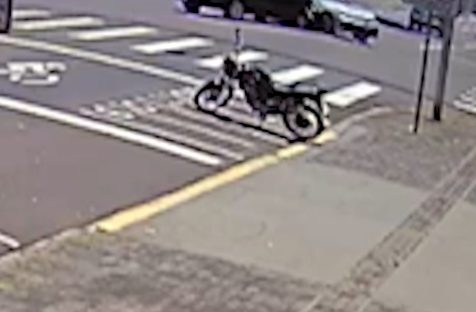 Vídeo mostra colisão entre Nissan Sentra e Virtus no Centro de Cascavel Imagem referente a Vídeo mostra colisão entre Nissan Sentra e Virtus no Centro de Cascavel