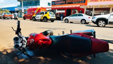 Em colisão que pode ter sido proposital, carro e moto batem de frente e motociclista fica ferido no bairro Periolo Imagem referente a Em colisão que pode ter sido proposital, carro e moto batem de frente e motociclista fica ferido no bairro Periolo