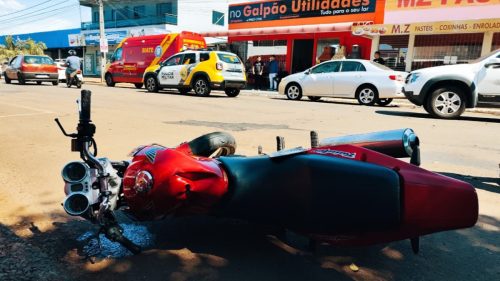 Imagem referente a Em colisão que pode ter sido proposital, carro e moto batem de frente e motociclista fica ferido no bairro Periolo