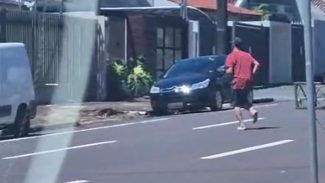 Após assalto na Avenida Brasil, indivíduo é flagrado fugindo com extrema calma Após assalto na Avenida Brasil, indivíduo é flagrado fugindo com extrema calma