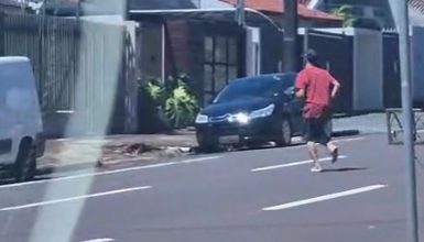 Após assalto na Avenida Brasil, indivíduo é flagrado fugindo com extrema calma Imagem referente a Após assalto na Avenida Brasil, indivíduo é flagrado fugindo com extrema calma
