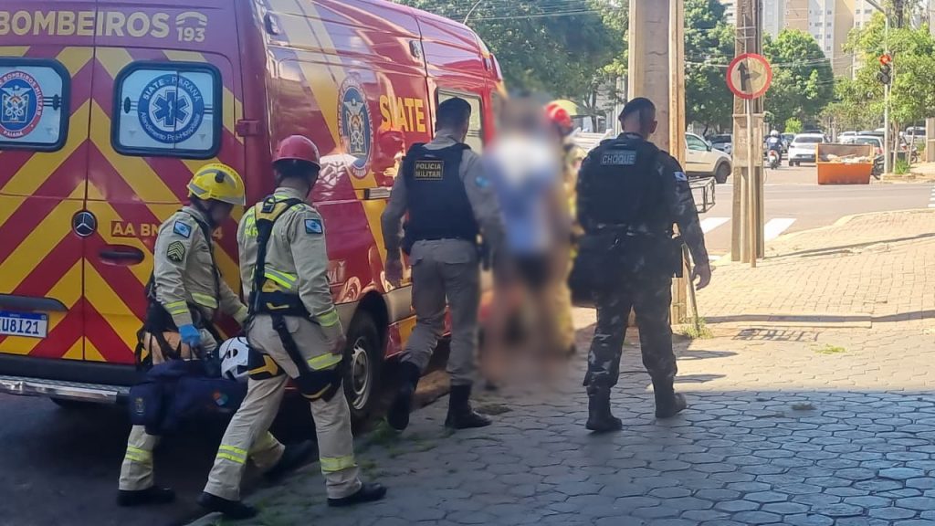 Homem ameaça pular de prédio e mobiliza diversas equipes da Polícia Militar e Corpo de Bombeiros Homem ameaça pular de prédio e mobiliza diversas equipes da Polícia Militar e Corpo de Bombeiros