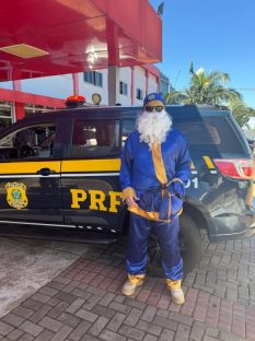 Papai Noel da PRF leva alegria a crianças no HU em Cascavel