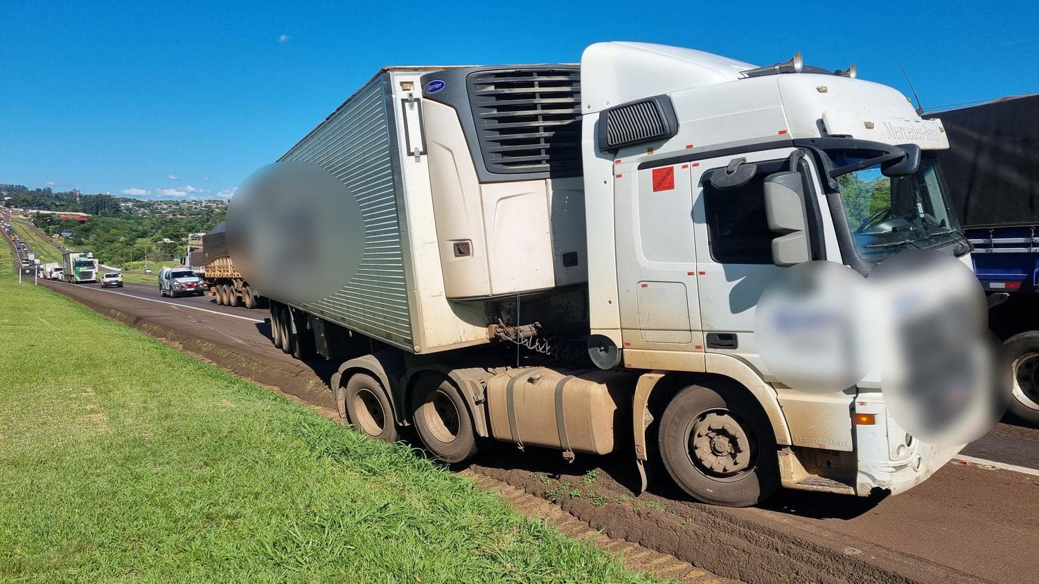 Com problemas mecânicos, caminhão causa transtornos na BR-277, em Cascavel