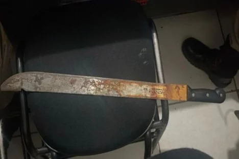 Pai ataca padre com facão após religioso chamar suas filhas de lindas Pai ataca padre com facão após religioso chamar suas filhas de lindas