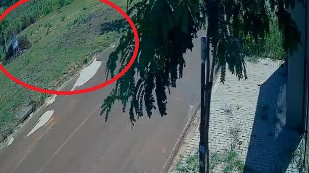 Câmera flagra homem ateando fogo em matagal no Claudete Câmera flagra homem ateando fogo em matagal no Claudete