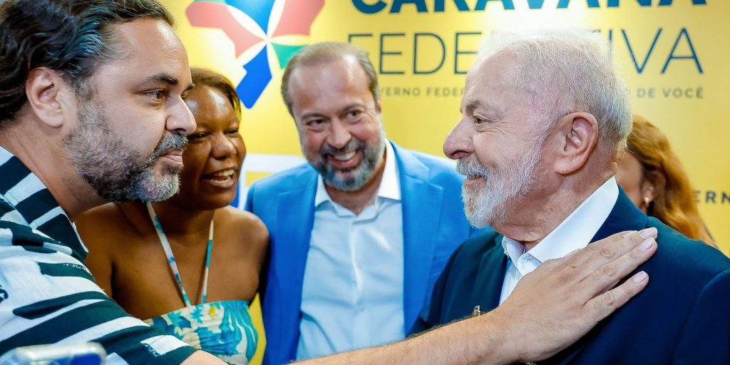 “Estado tem que chegar aos mais pobres”, diz Lula em evento em MG “Estado tem que chegar aos mais pobres”, diz Lula em evento em MG