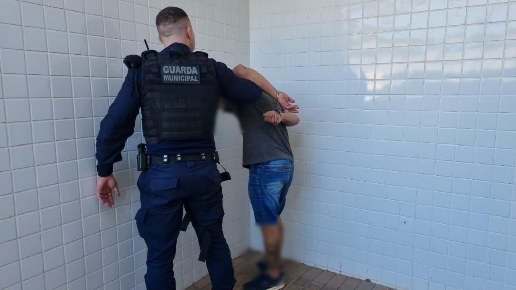 Homem é preso acusado de espancar mulher no Santa Felicidade Homem é preso acusado de espancar mulher no Santa Felicidade