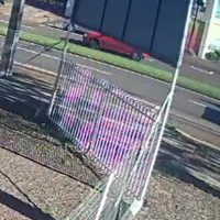 Câmeras registram acidente entre moto e Corolla que deixou mulher ferida no Bairro Coqueiral Imagem referente a Câmeras registram acidente entre moto e Corolla que deixou mulher ferida no Bairro Coqueiral