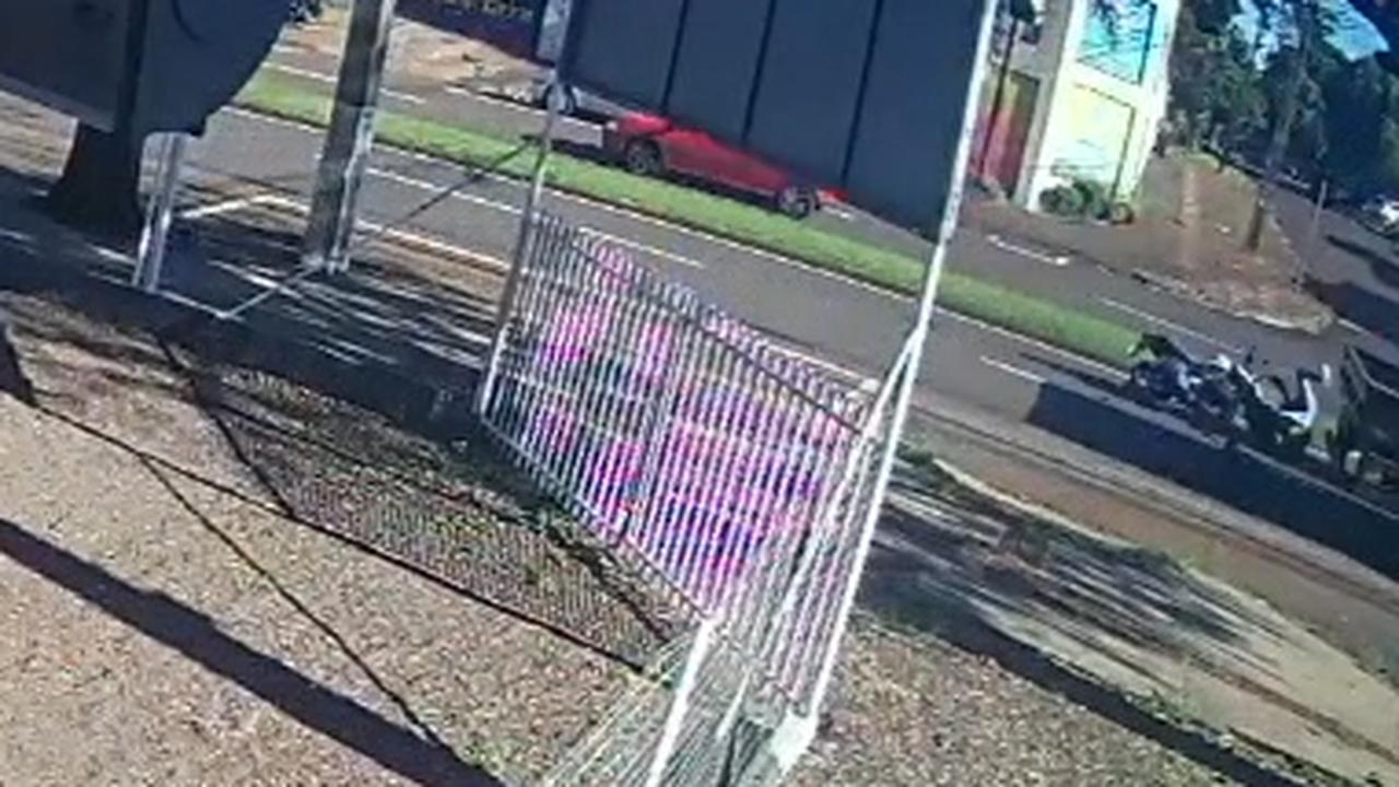 Câmeras registram acidente entre moto e Corolla que deixou mulher ferida no Bairro Coqueiral