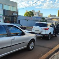 Engavetamento entre três carros é registrado no Centro de Cascavel Imagem referente a Engavetamento entre três carros é registrado no Centro de Cascavel