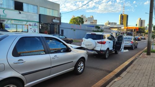 Engavetamento entre três carros é registrado no Centro de Cascavel Imagem referente a Engavetamento entre três carros é registrado no Centro de Cascavel