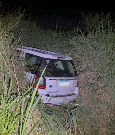 Land Rover Freelander vai parar no matagal após acidente na BR-369 Imagem referente a Land Rover Freelander vai parar no matagal após acidente na BR-369