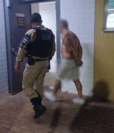 Confusão na madrugada: rapaz invade veículo alheio e mobiliza PM, Samu e Polícia Civil Imagem referente a Confusão na madrugada: rapaz invade veículo alheio e mobiliza PM, Samu e Polícia Civil