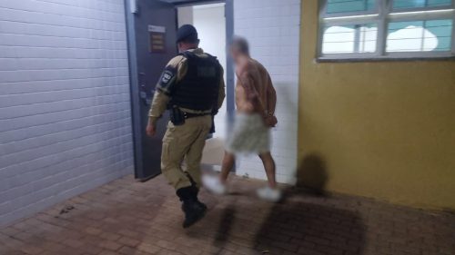 Confusão na madrugada: rapaz invade veículo alheio e mobiliza PM, Samu e Polícia Civil Imagem referente a Confusão na madrugada: rapaz invade veículo alheio e mobiliza PM, Samu e Polícia Civil