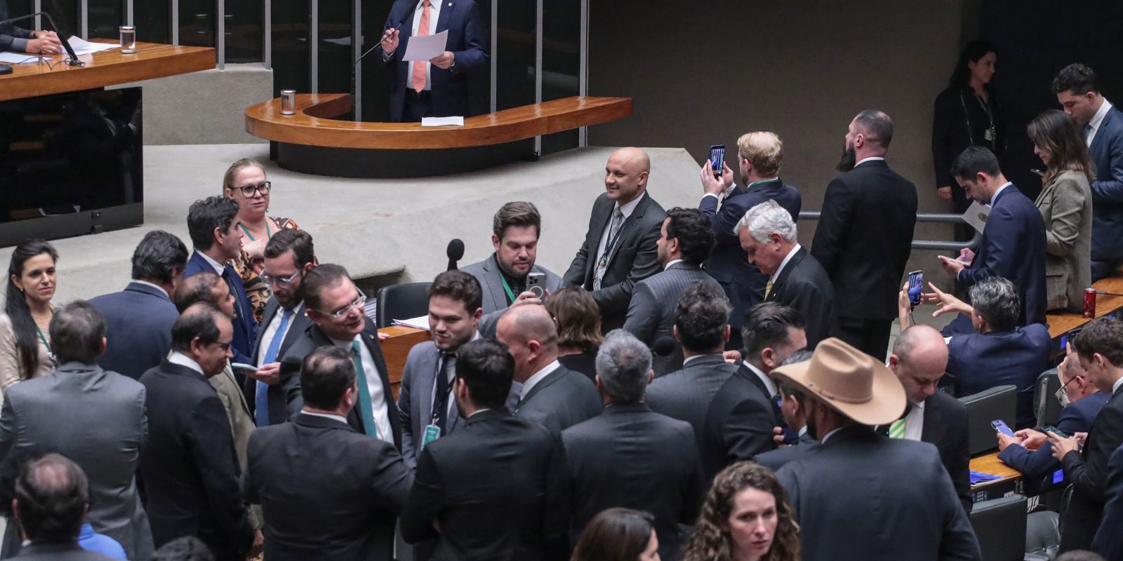 PL da Dosimetria beneficia criminosos comuns, dizem especialistas Imagem referente a PL da Dosimetria beneficia criminosos comuns, dizem especialistas