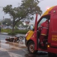 Imagem referente a Motociclista perde controle de Biz e vai ao chão na Avenida Tito Muffato, em Cascavel