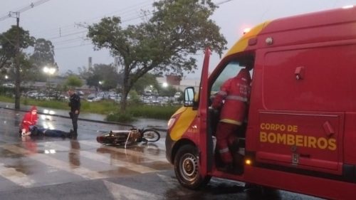 Motociclista perde controle de Biz e vai ao chão na Avenida Tito Muffato, em Cascavel Imagem referente a Motociclista perde controle de Biz e vai ao chão na Avenida Tito Muffato, em Cascavel