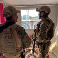 Imagem referente a Polícia cerca o Litoral: 69 mandados para caçar traficantes e ladrões no verão